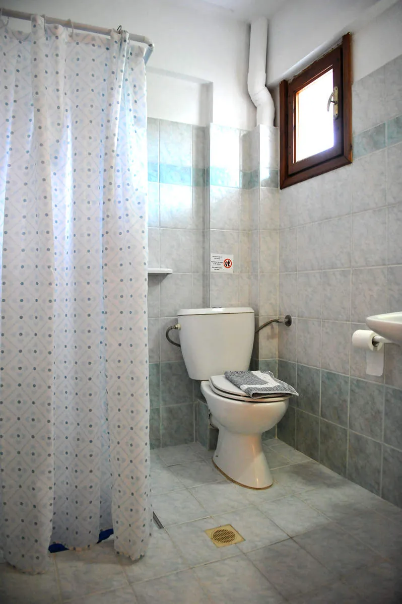 A bathroom with a shower curtain