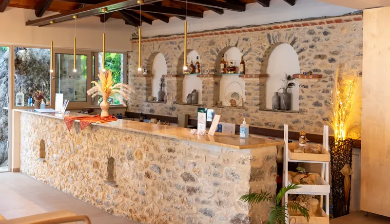 The reception desk and the wall niches